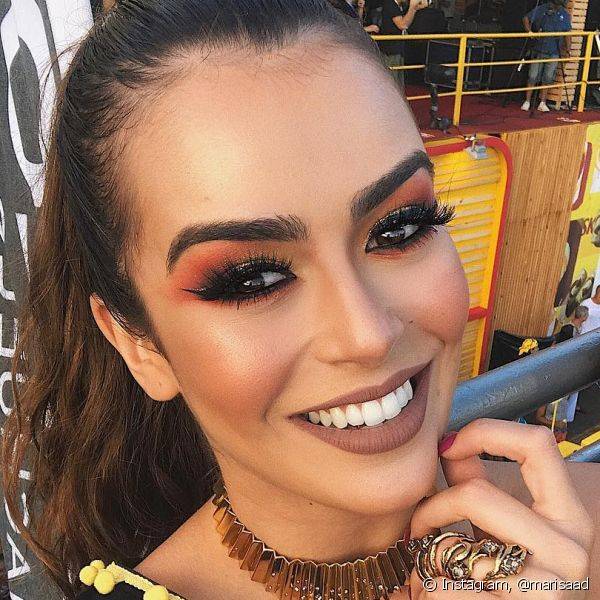 Mari Saad também investe em sombras coloridas, como a laranja, para deixar a maquiagem mais moderninha (Foto: Instagram @marisaad)